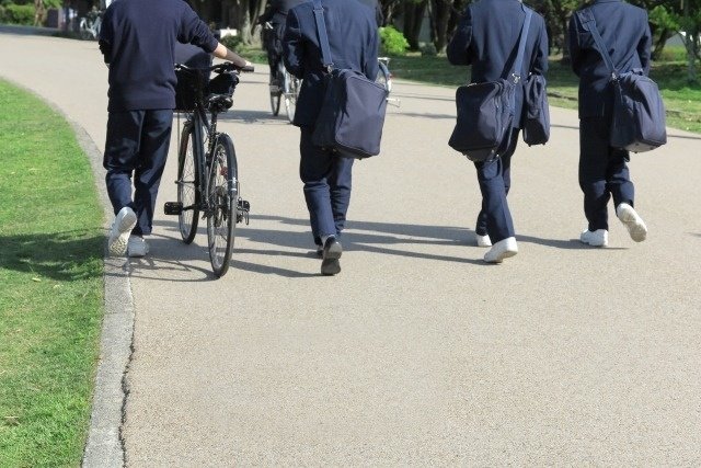 投稿中の男子学生4人