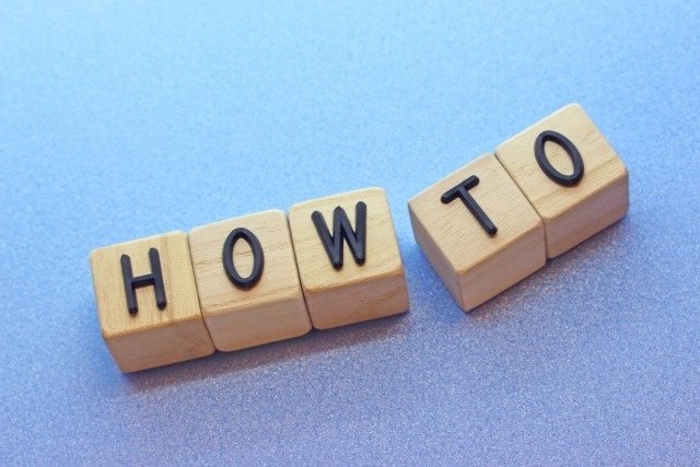 HOW TOと書かれた木のブロック