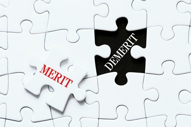 メリット、デメリットと書いてあるパズル