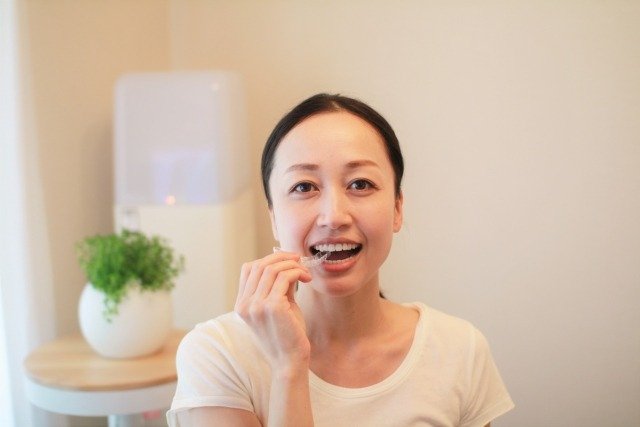 口元を指す二人のイラスト