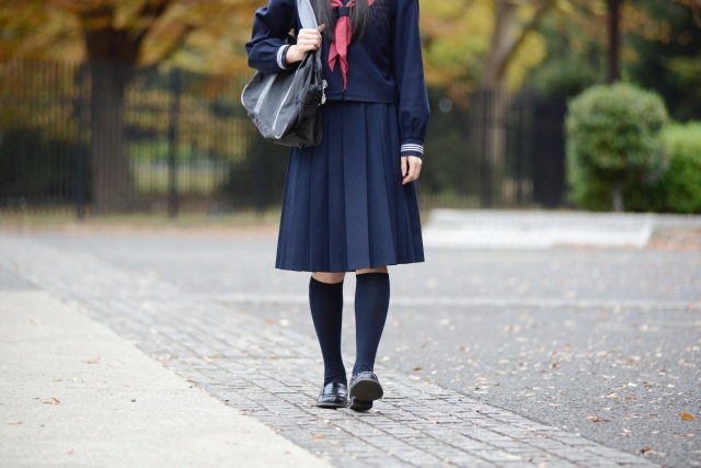 道を歩いている女子中学生の足元