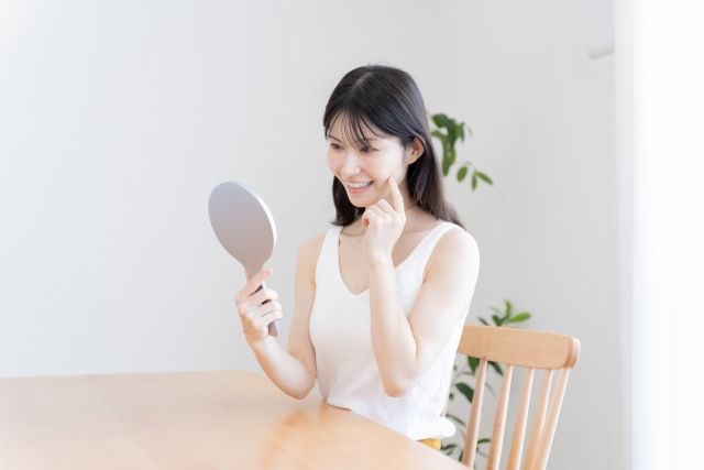 道を歩いている女子中学生の足元