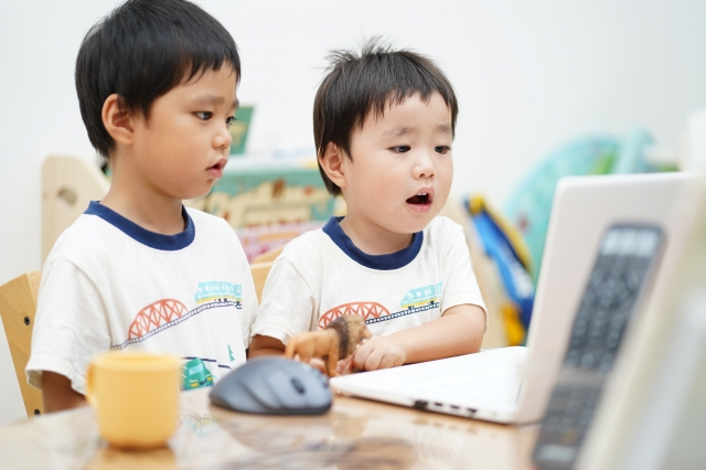 口を開けてパソコンを見ている男の子2人